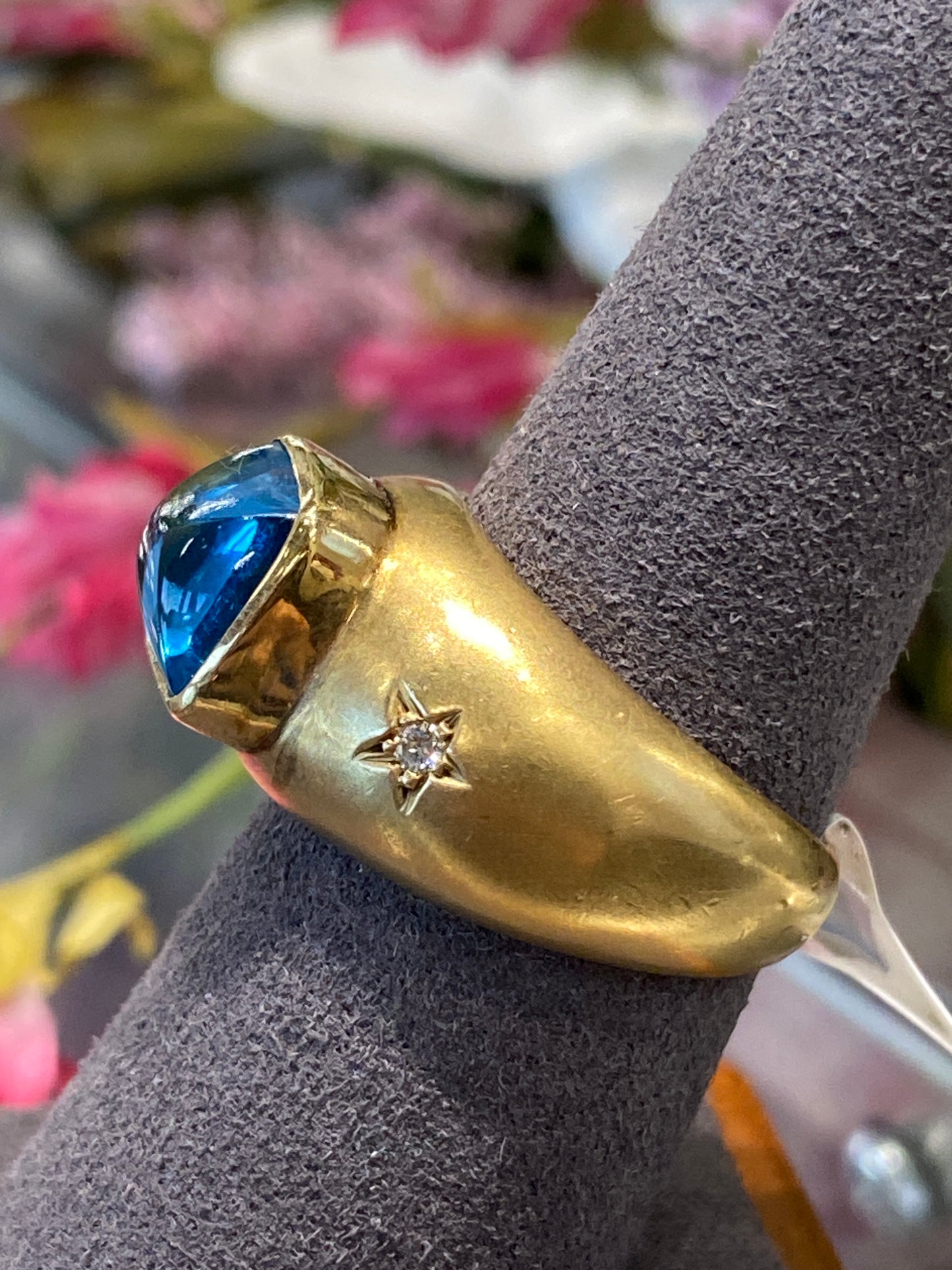 18k Yellow Gold Ring With A Blue Cabochon Stone