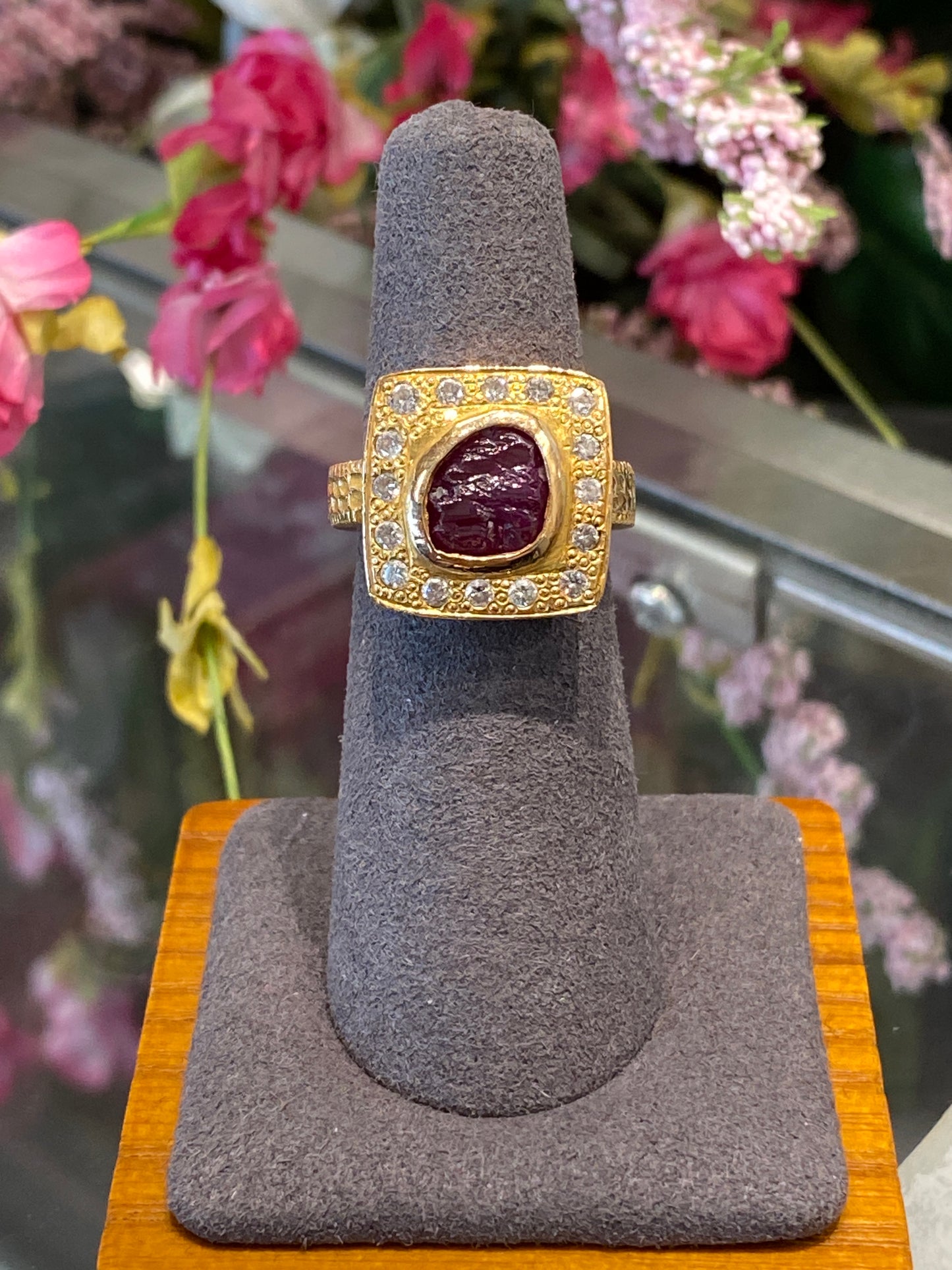 18k Yellow Gold Ring With Red Stone & Diamonds
