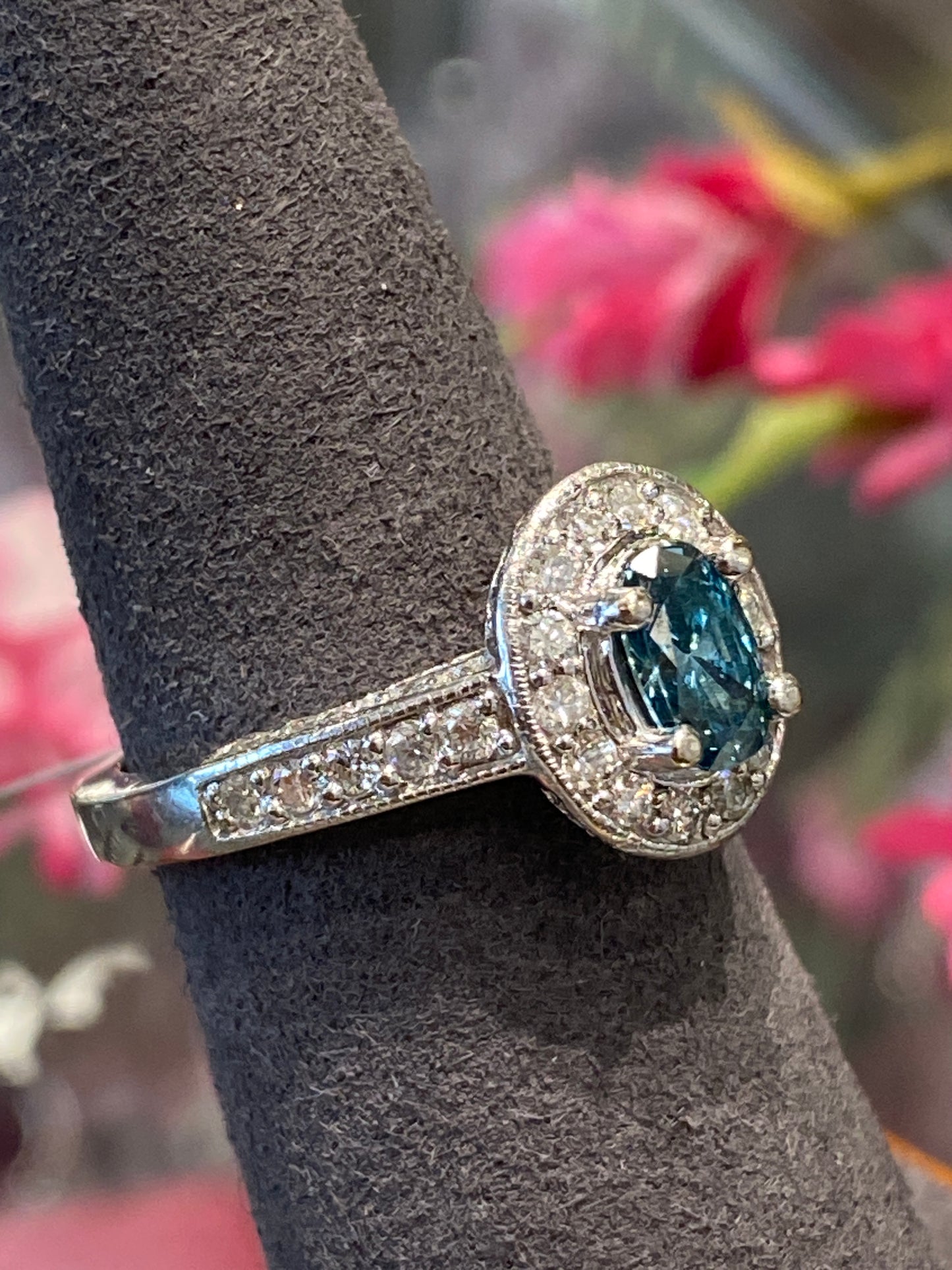 18k White Gold Diamond Ring With A Blue Radiated Diamond