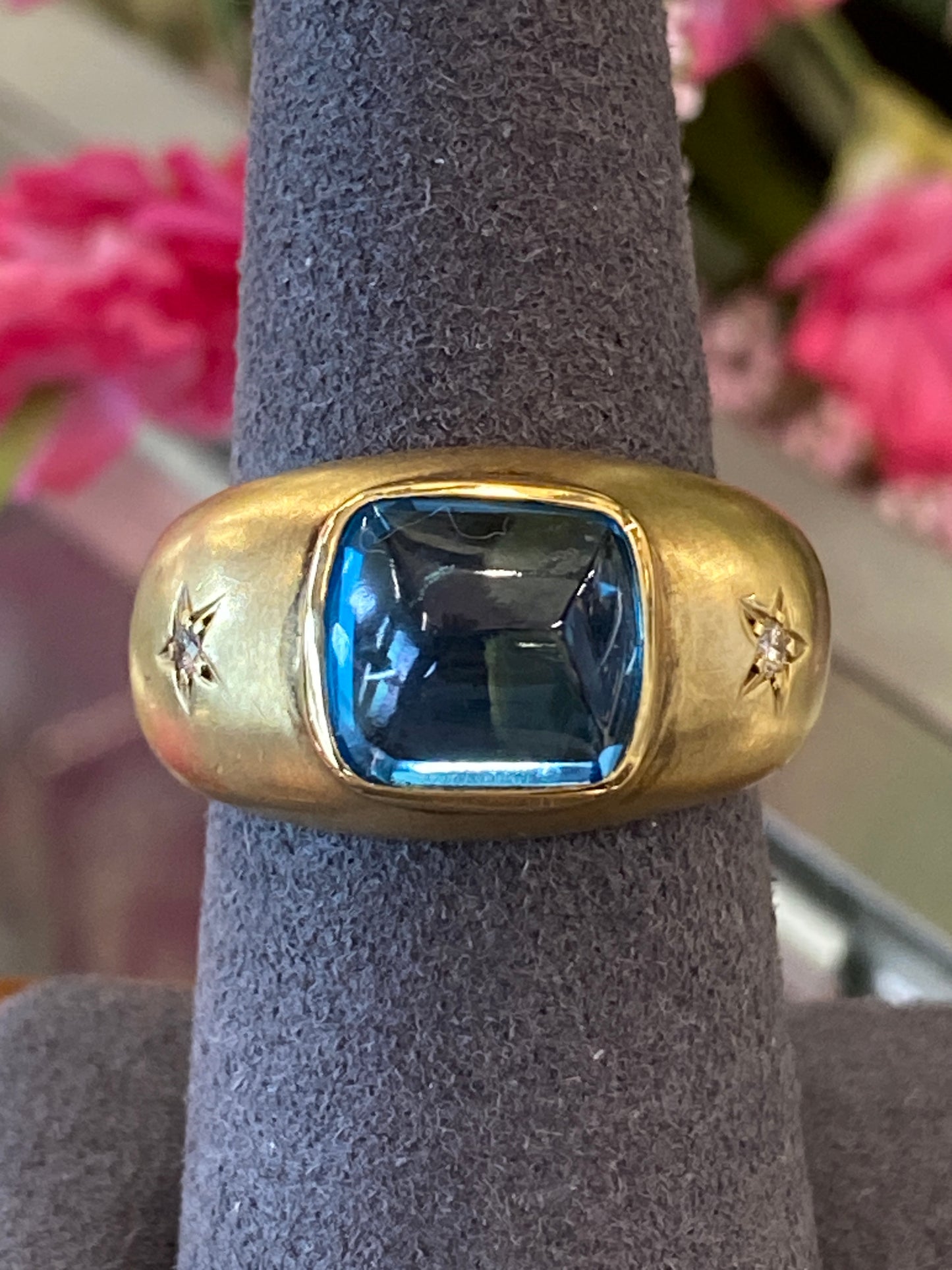 18k Yellow Gold Ring With A Blue Cabochon Stone