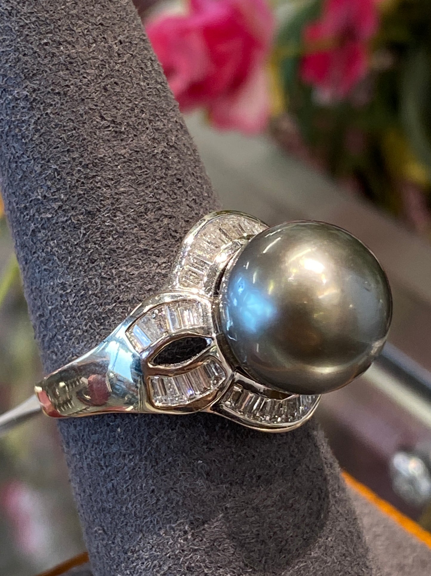 18k White Gold Pearl & Diamond Ring