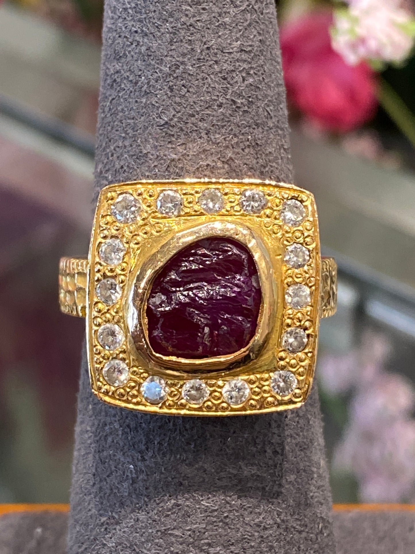 18k Yellow Gold Ring With Red Stone & Diamonds