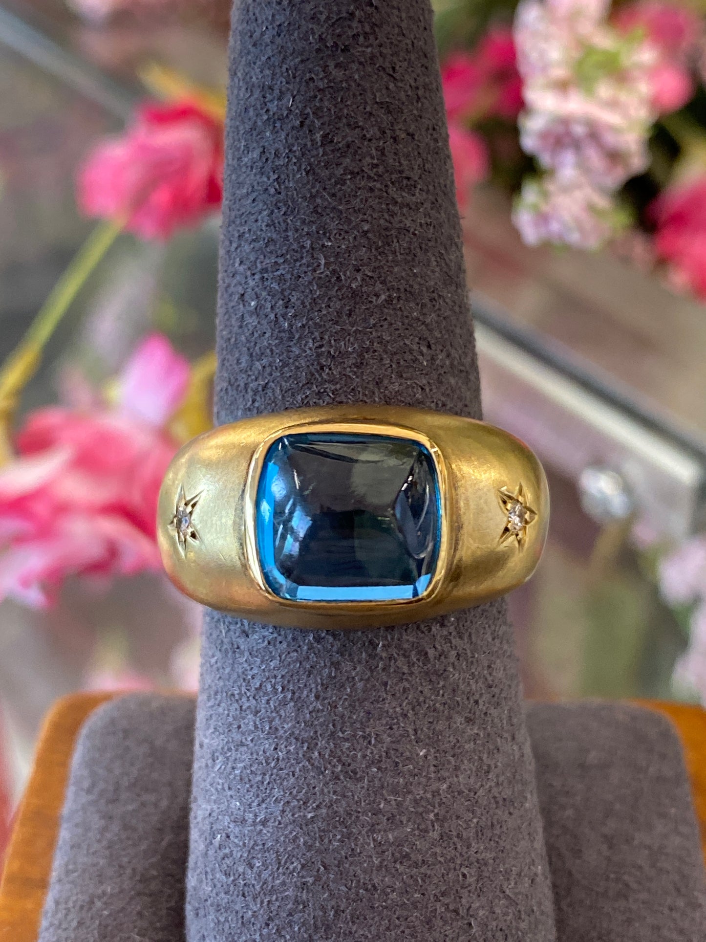 18k Yellow Gold Ring With A Blue Cabochon Stone