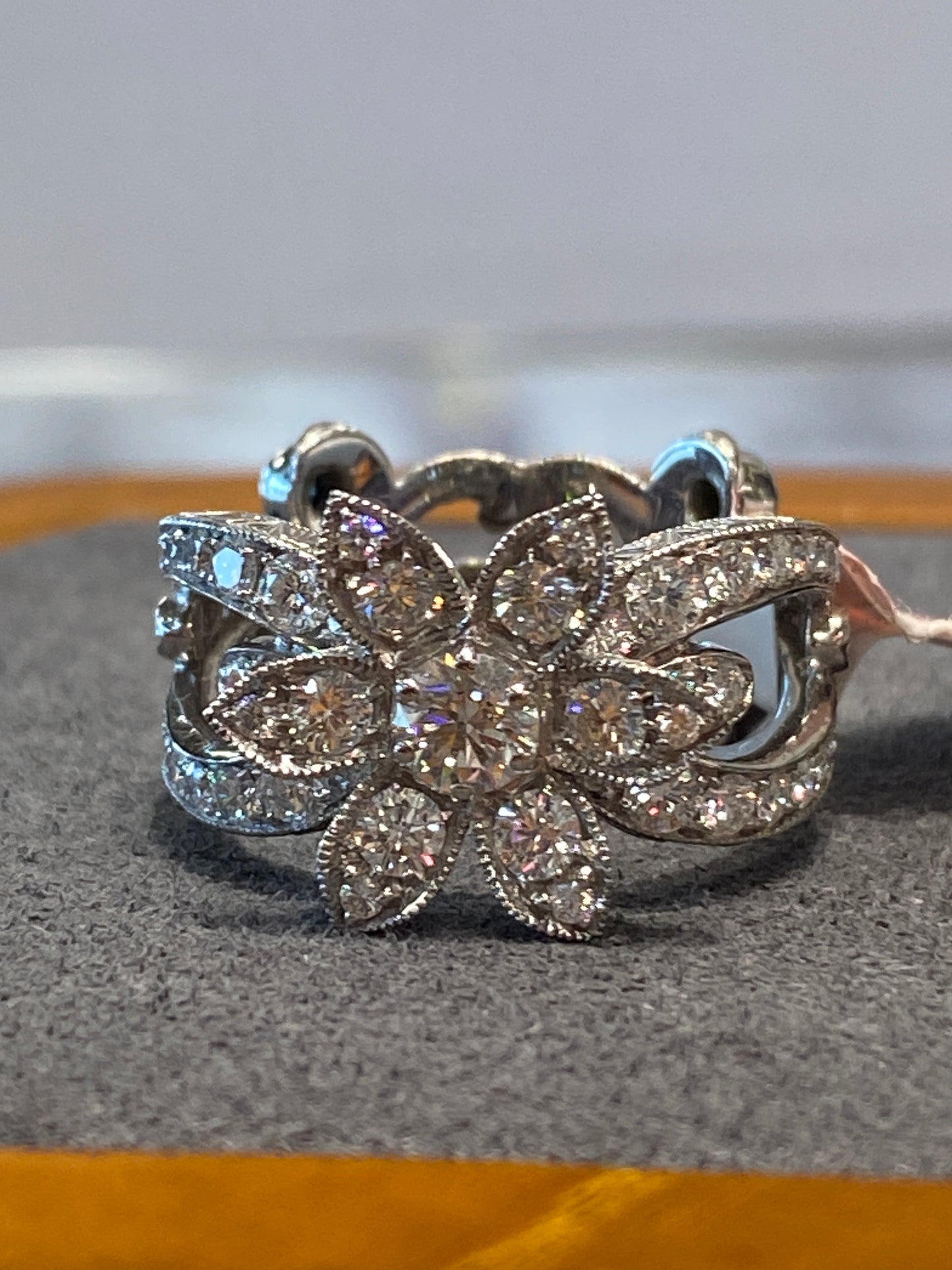 18k White Gold Diamond Gucci Ring