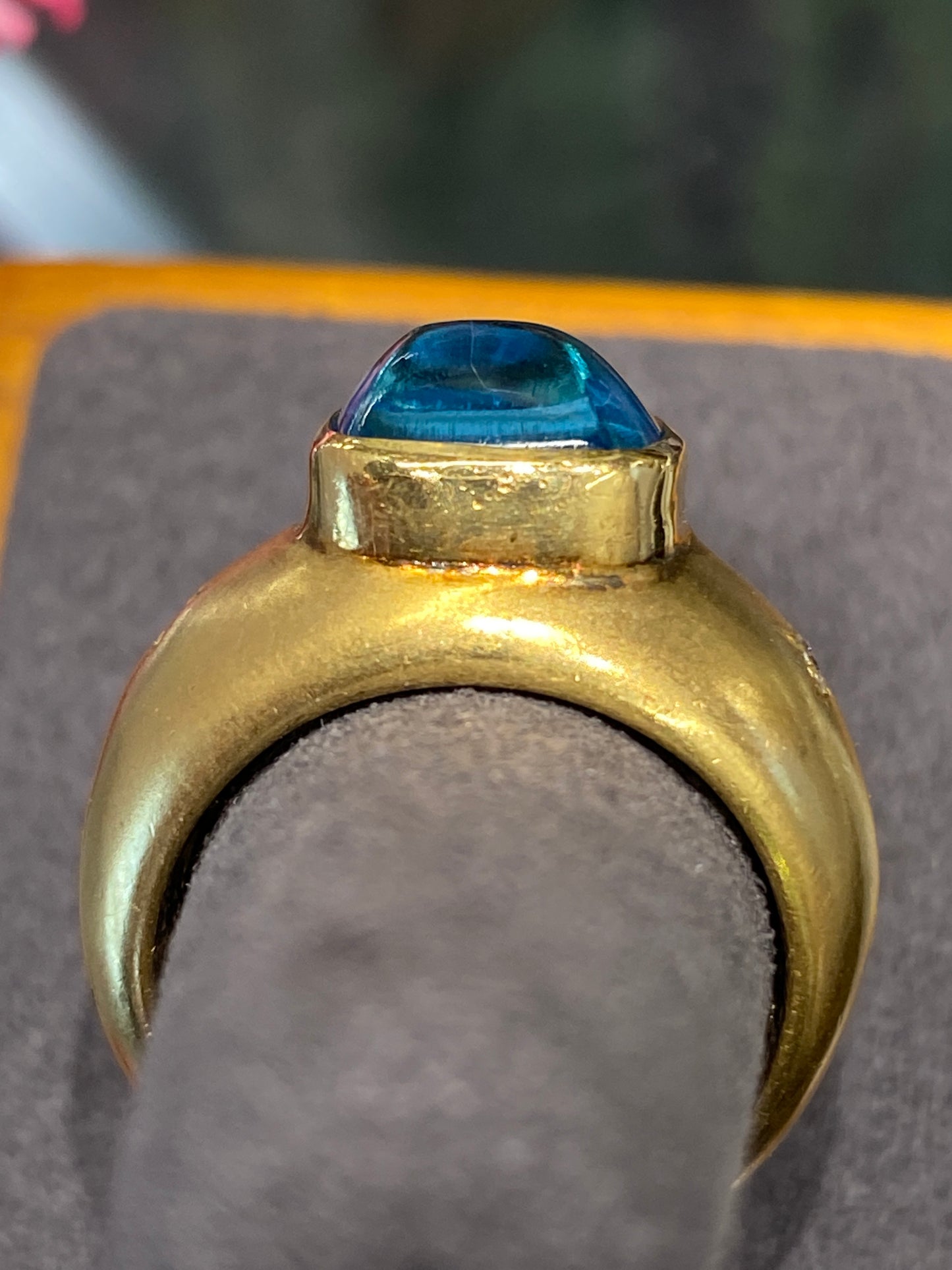 18k Yellow Gold Ring With A Blue Cabochon Stone