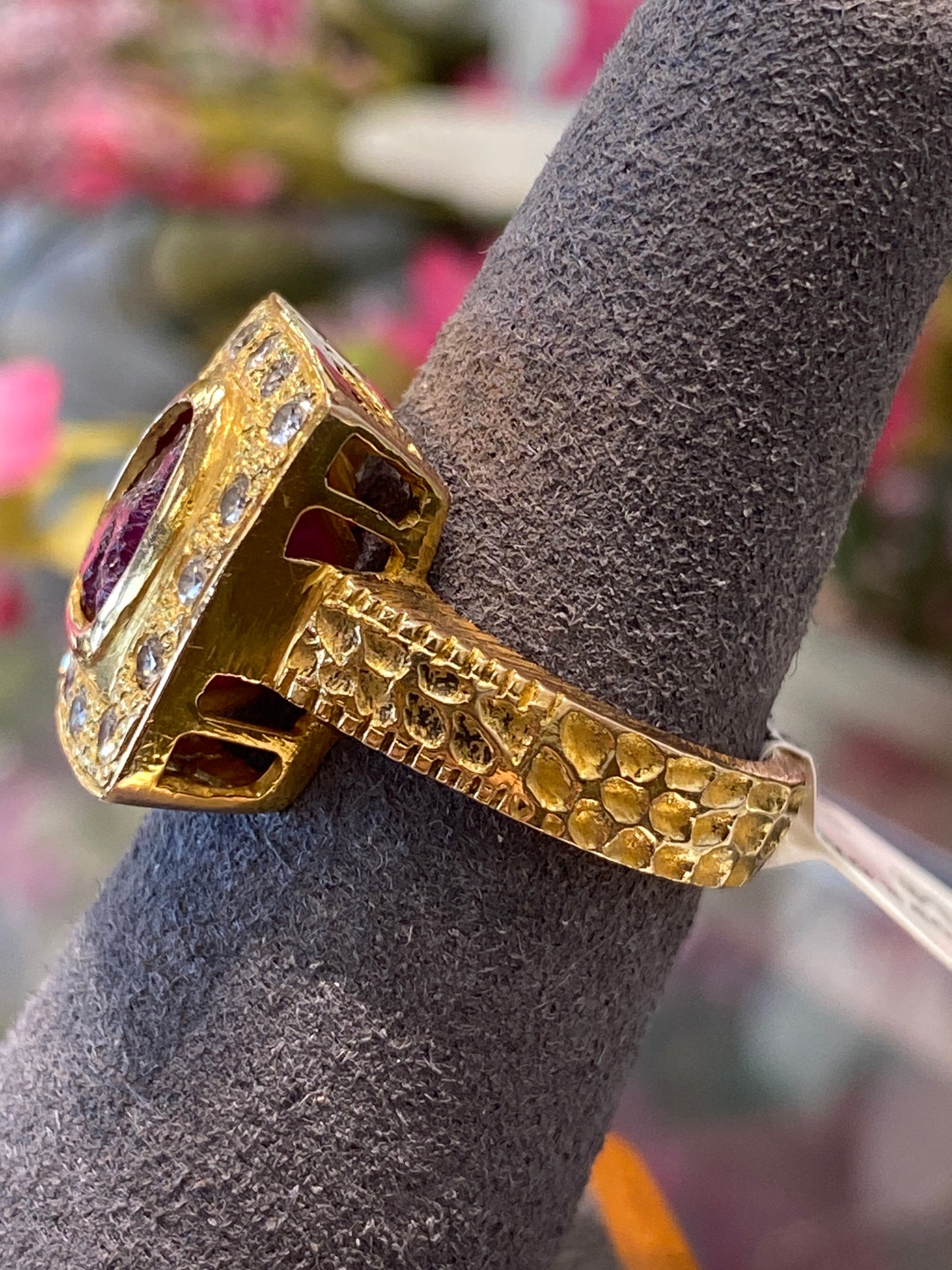 18k Yellow Gold Ring With Red Stone & Diamonds