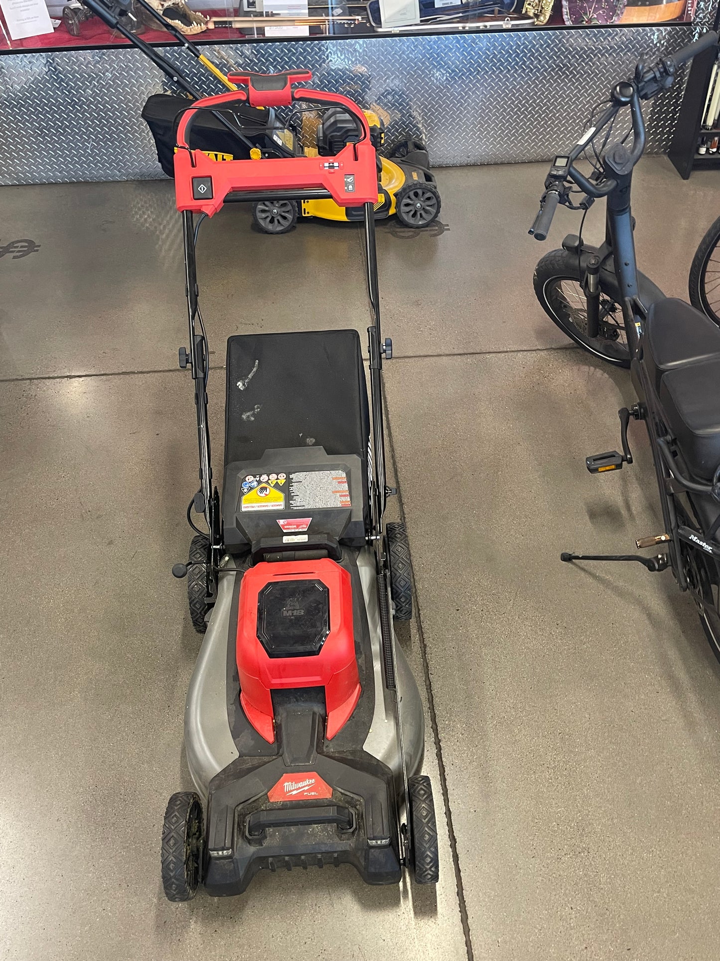 Cordless Milwaukee Lawnmower (126691) MMP