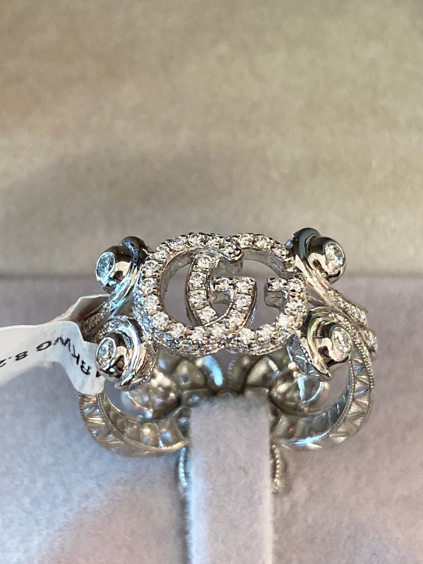 18k White Gold Diamond Gucci Ring