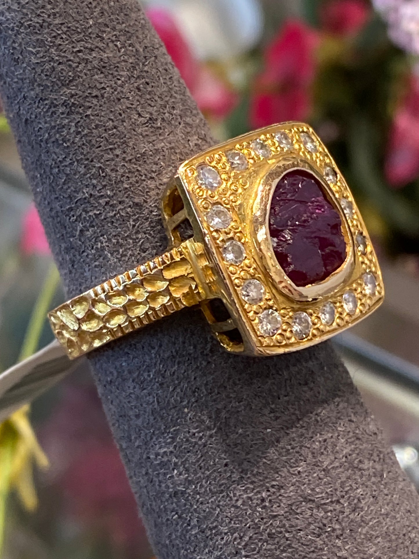 18k Yellow Gold Ring With Red Stone & Diamonds