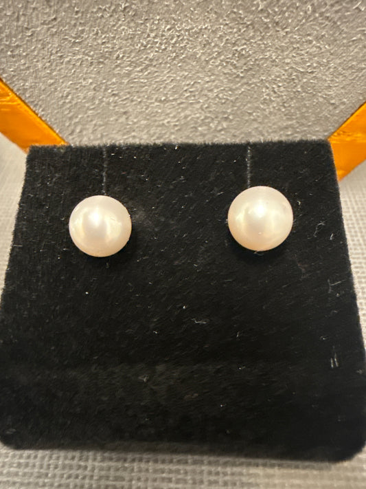 Pearl studs