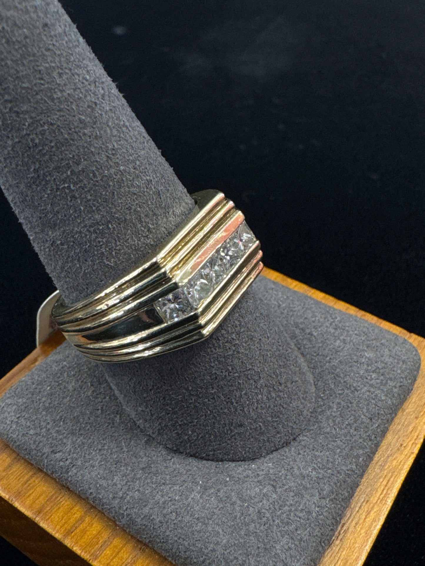 Men’s gold/diamond Ring
