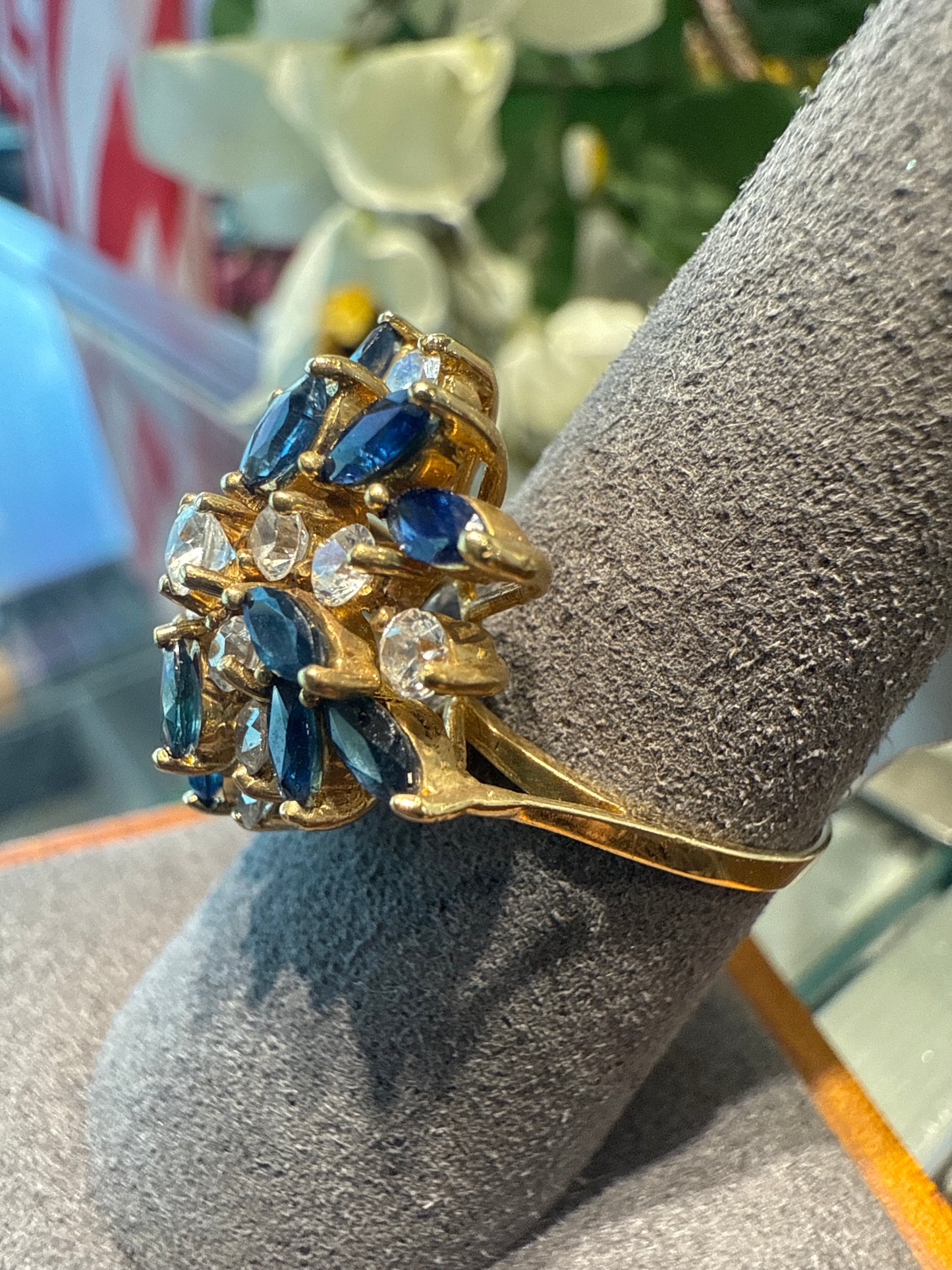 Gold cluster ring