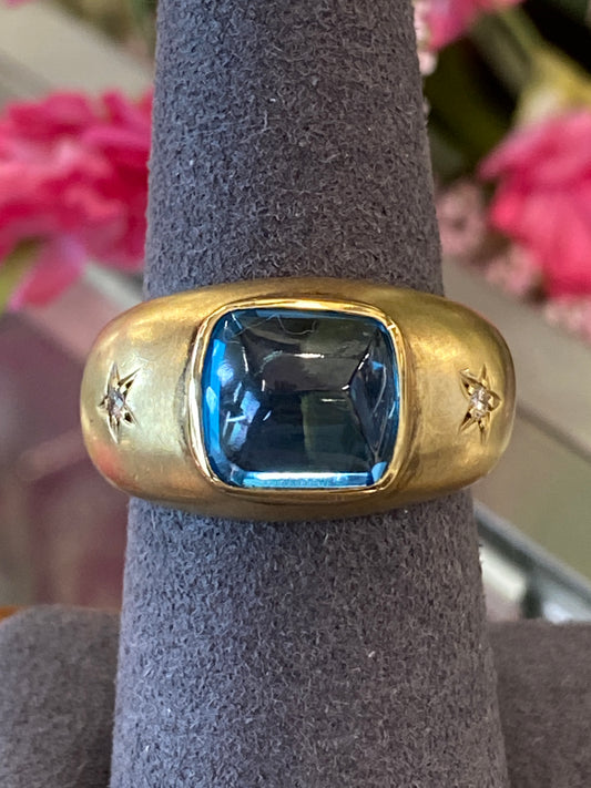 18k Yellow Gold Ring With A Blue Cabochon Stone