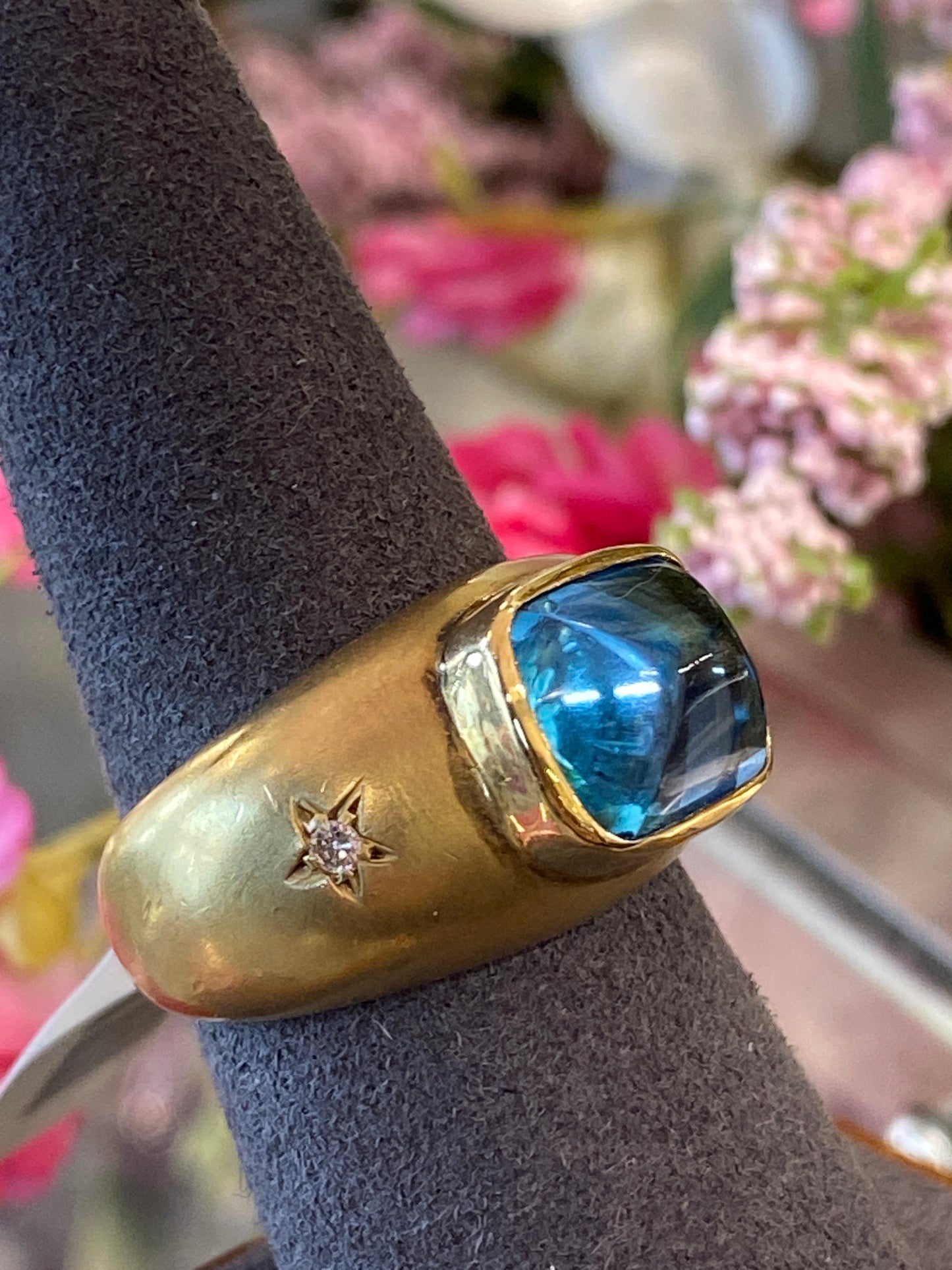 18k Yellow Gold Ring With A Blue Cabochon Stone