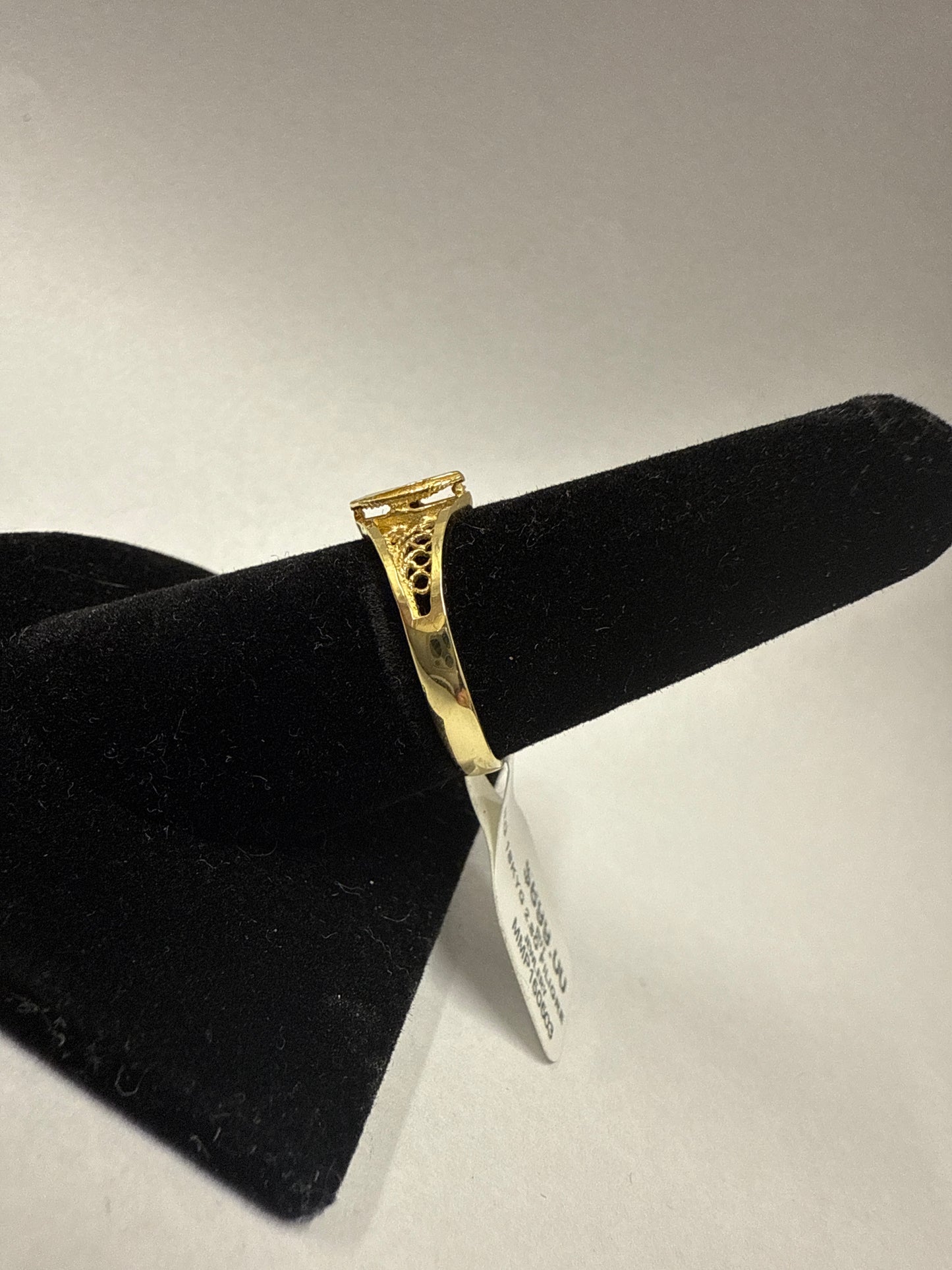Lady’s gold ring