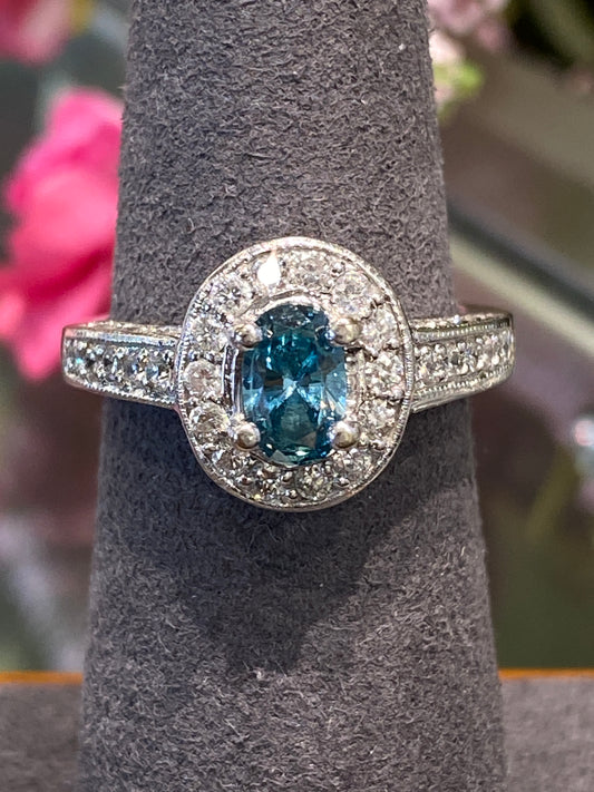 18k White Gold Diamond Ring With A Blue Radiated Diamond