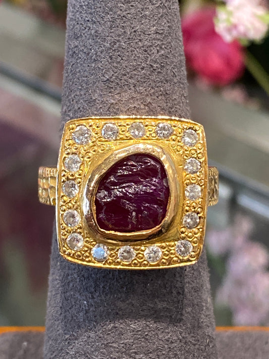 18k Yellow Gold Ring With Red Stone & Diamonds