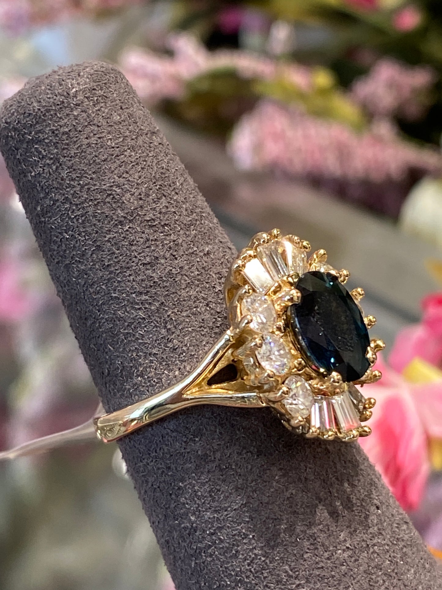 14k Yellow Gold Ring Sapphire & Diamonds