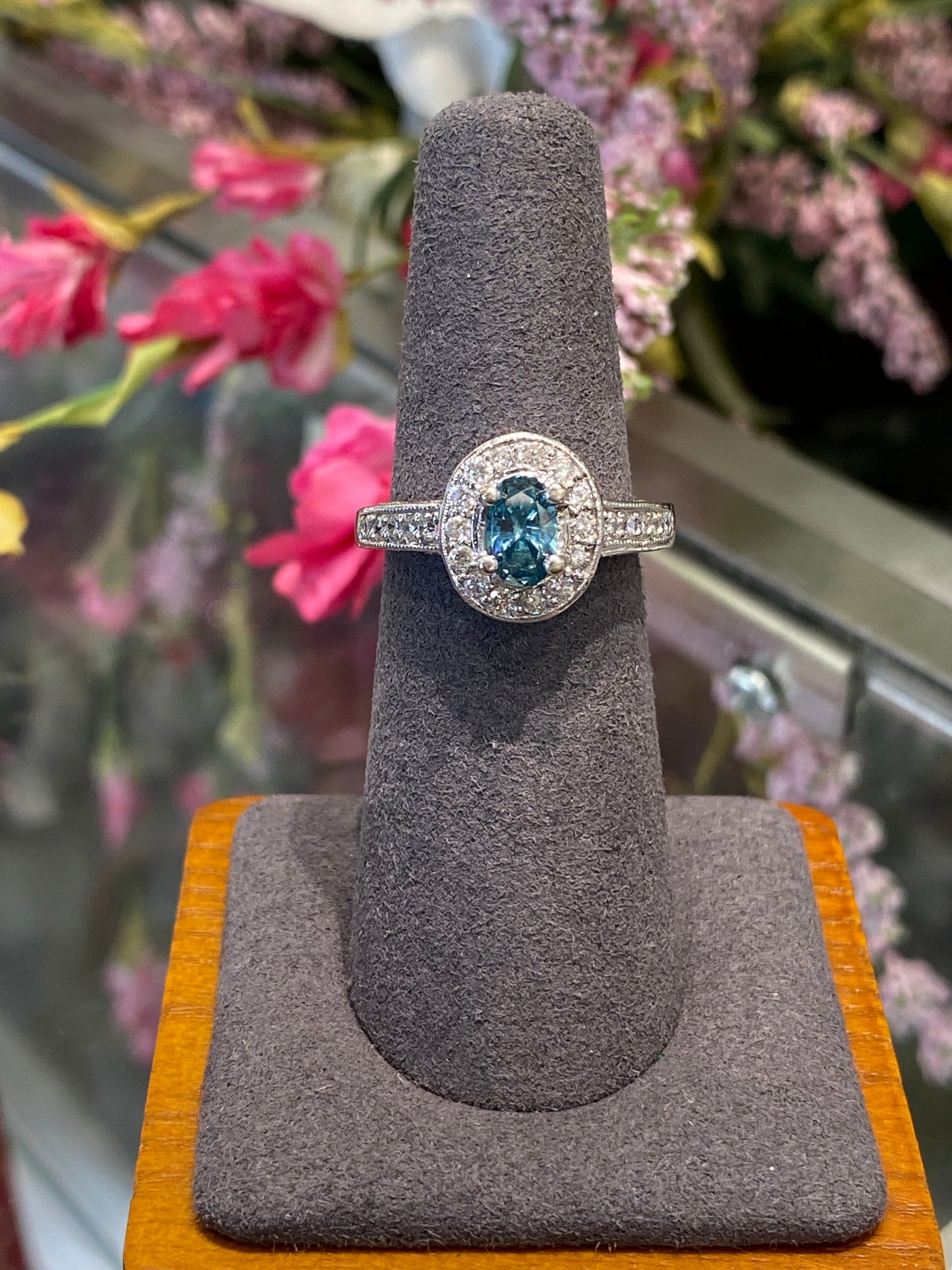 18k White Gold Diamond Ring With A Blue Radiated Diamond