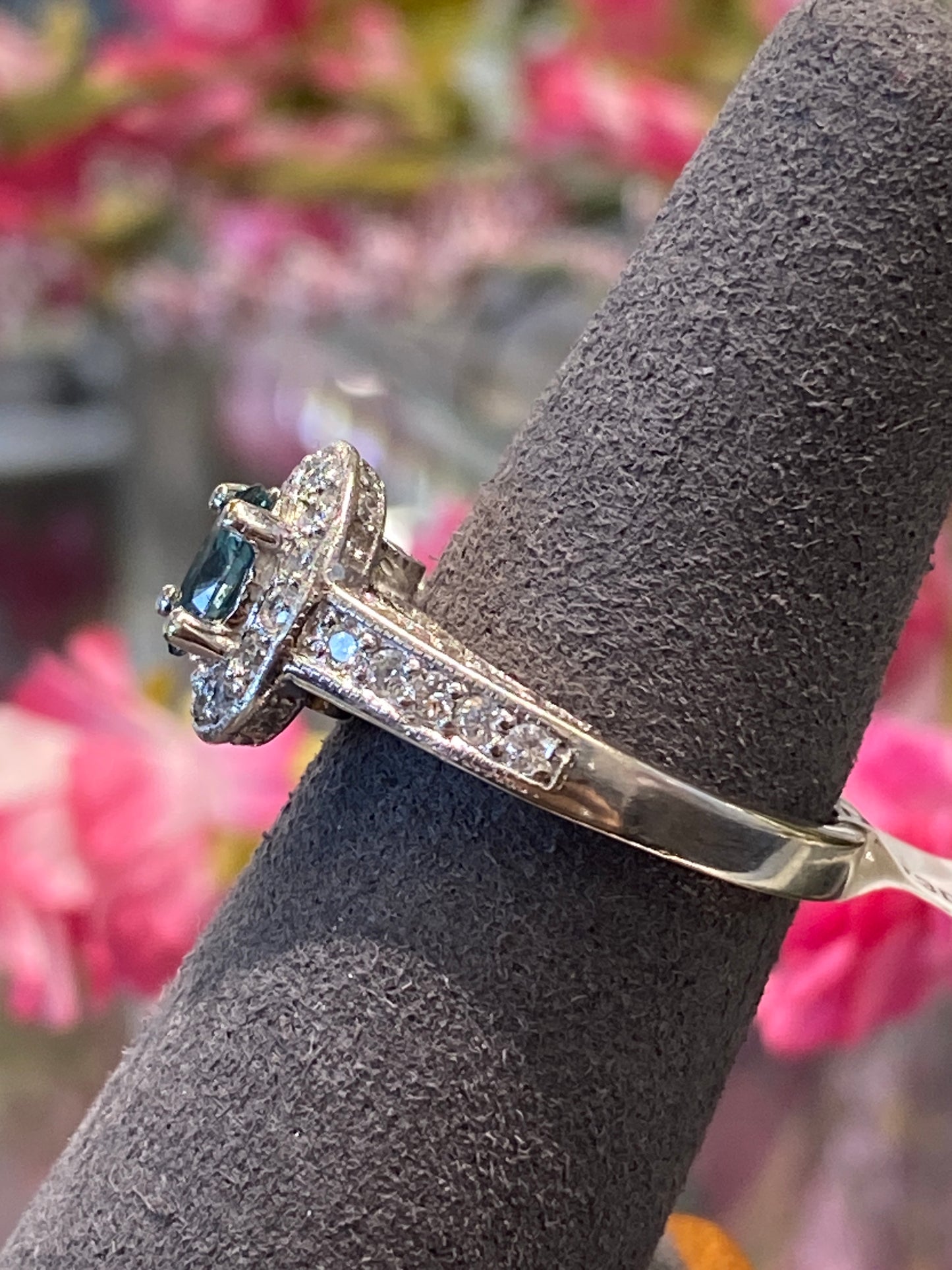 18k White Gold Diamond Ring With A Blue Radiated Diamond
