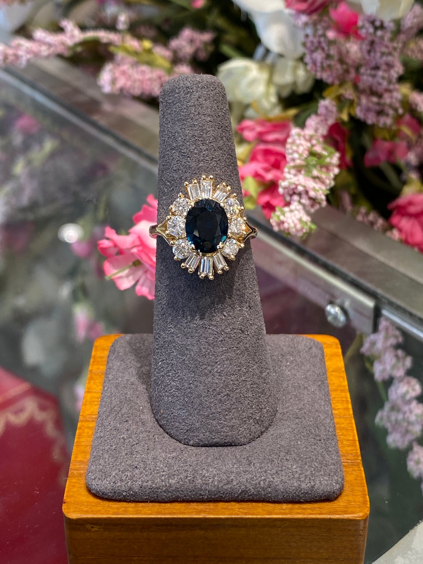 14k Yellow Gold Ring Sapphire & Diamonds