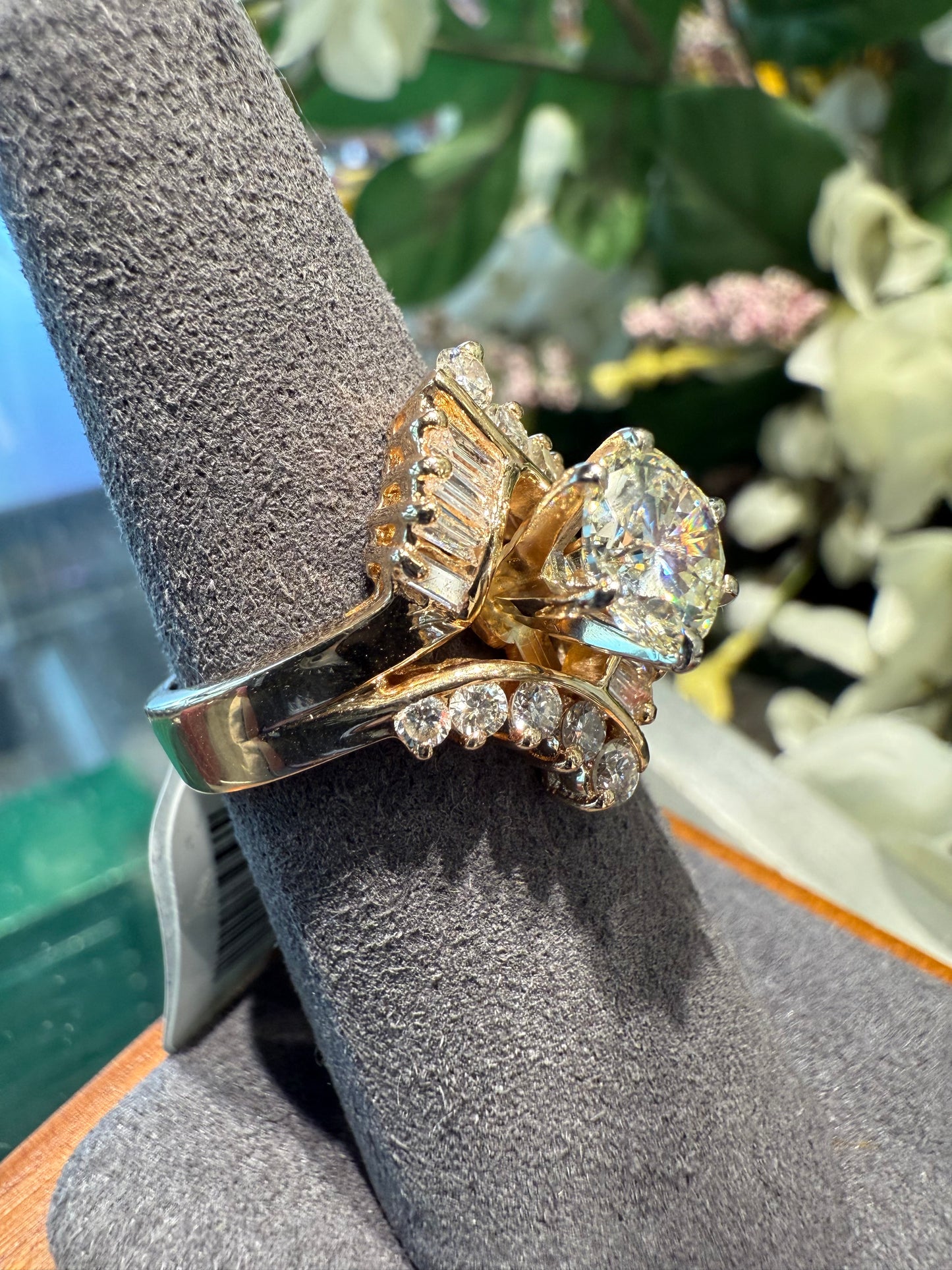 Gold diamond ring