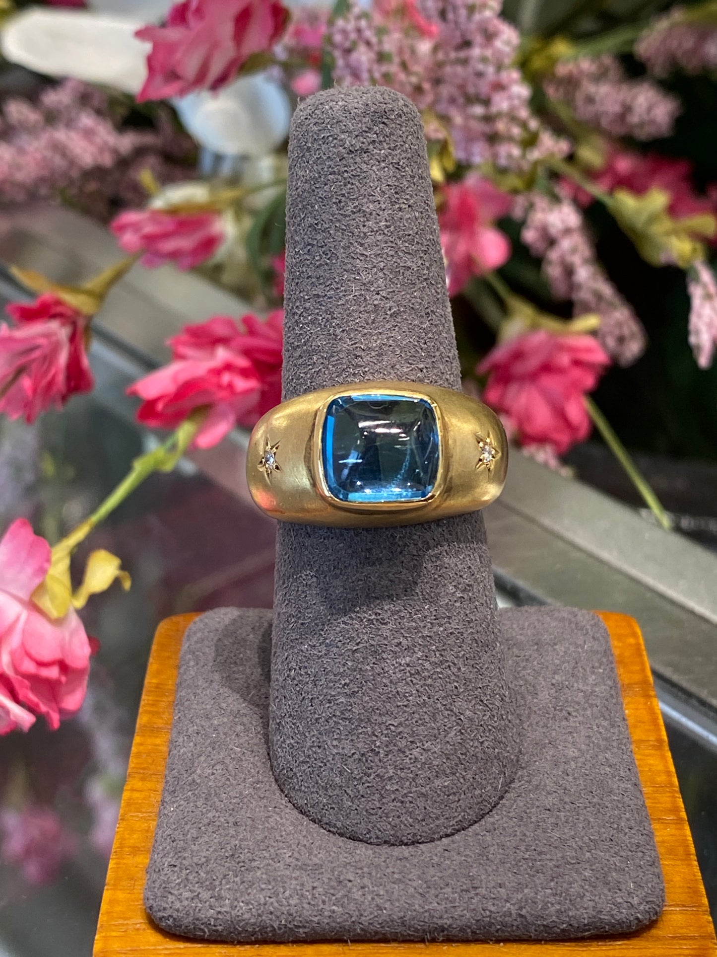 18k Yellow Gold Ring With A Blue Cabochon Stone