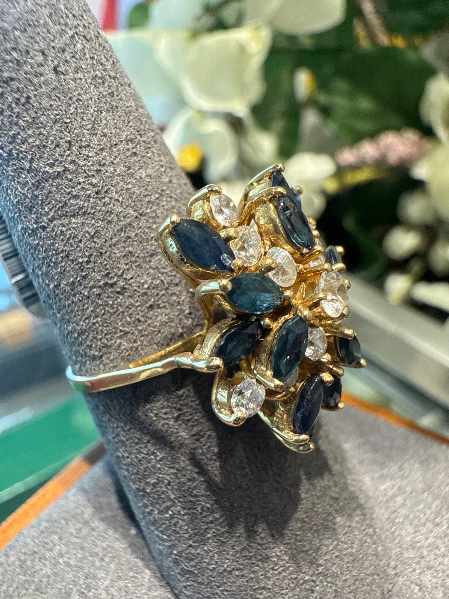 Gold cluster ring