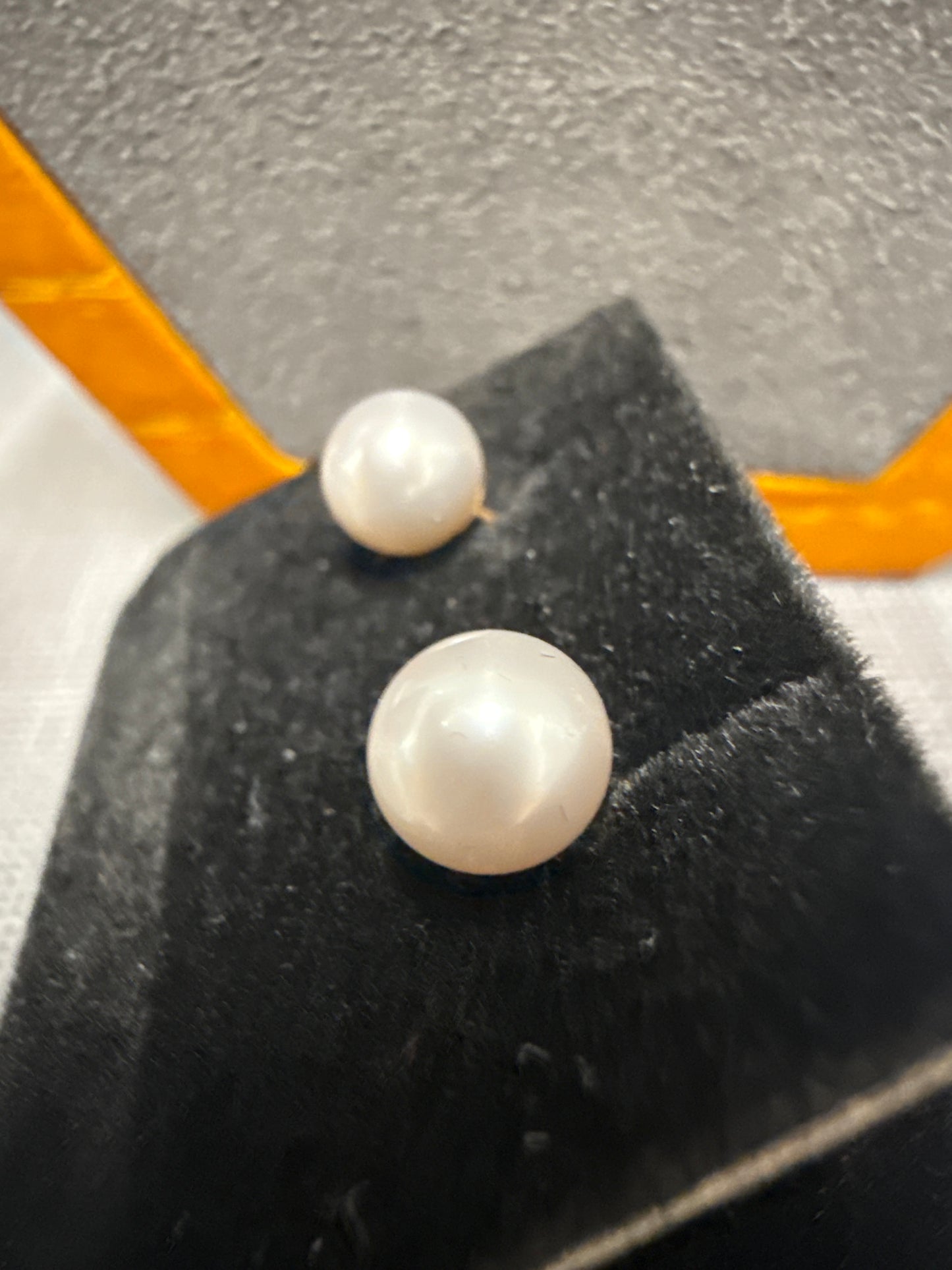 Pearl studs