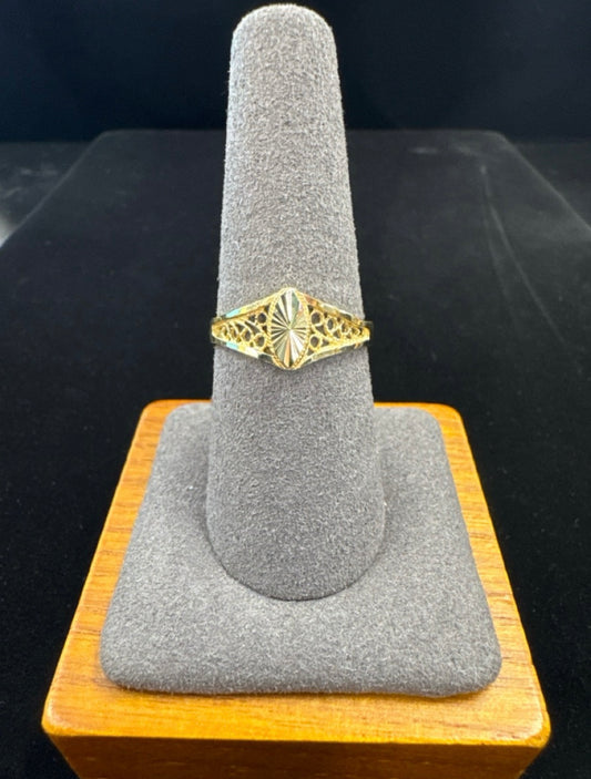 Lady’s gold ring