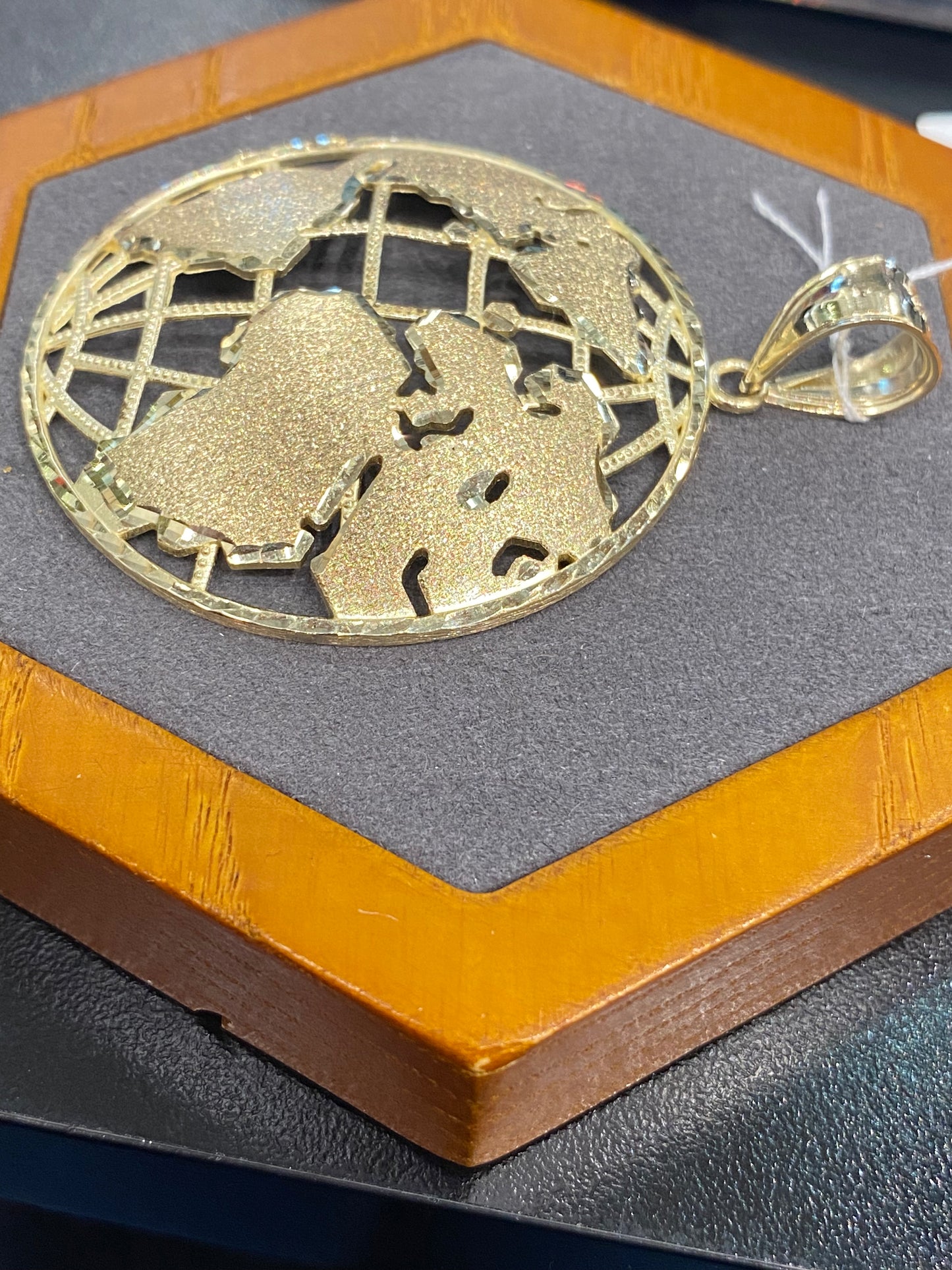 10k Yellow Gold Globe Pendant