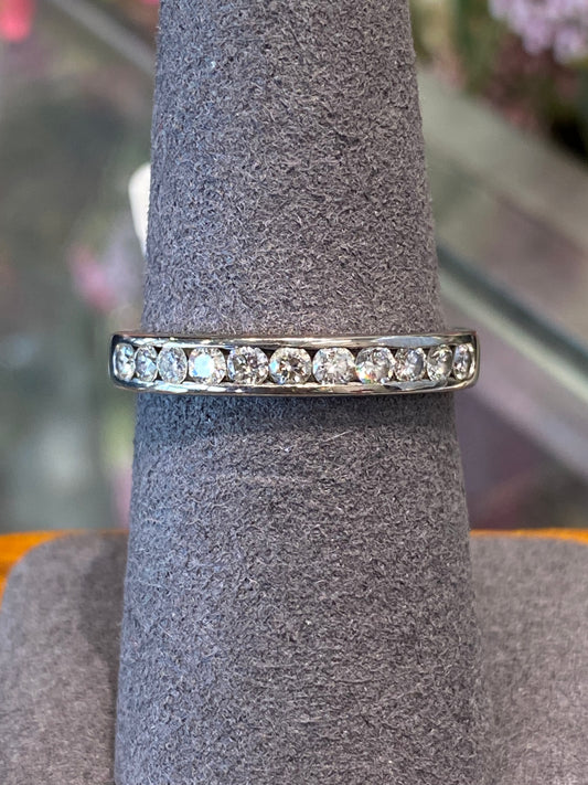 18k White Gold Diamond Band